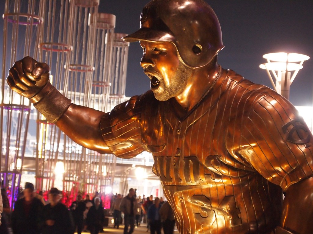 Kirby Puckett Statue at&nbsp;Night